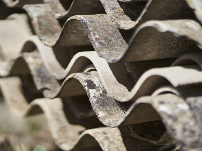 Amianto no telhado: como fazer o descarte legal de telhas de fibrocimento com amianto