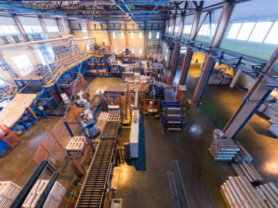 Varrição Industrial Contaminada: como classificar e destinar os resíduos da limpeza de chão de fábrica