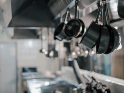 Resíduos de restaurantes e cozinhas industriais: como gerenciar sobras, óleos e embalagens