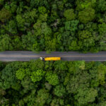 Vista aérea de caminhão semi-reboque em rodovia cercada por floresta — coleta de resíduos industriais no eixo Fernão Dias BR-381 entre Atibaia e Bragança Paulista