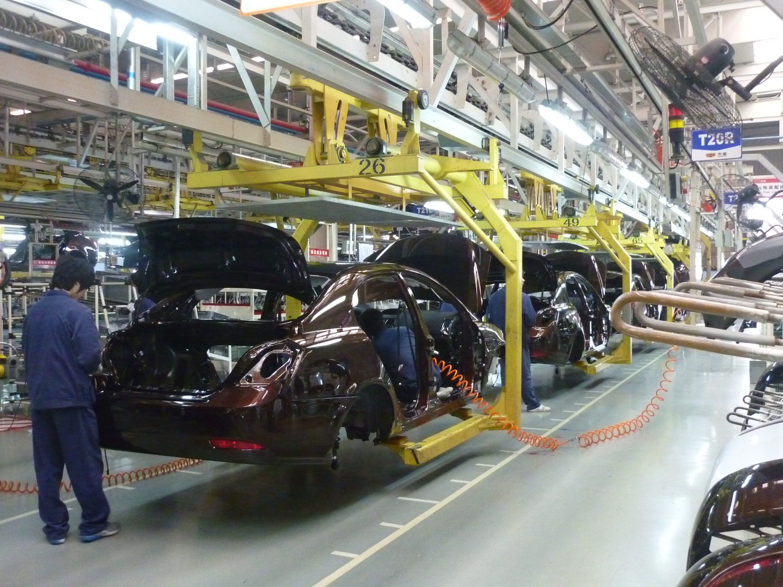 Linha de montagem em planta automotiva — fabricação de bancos e estofados