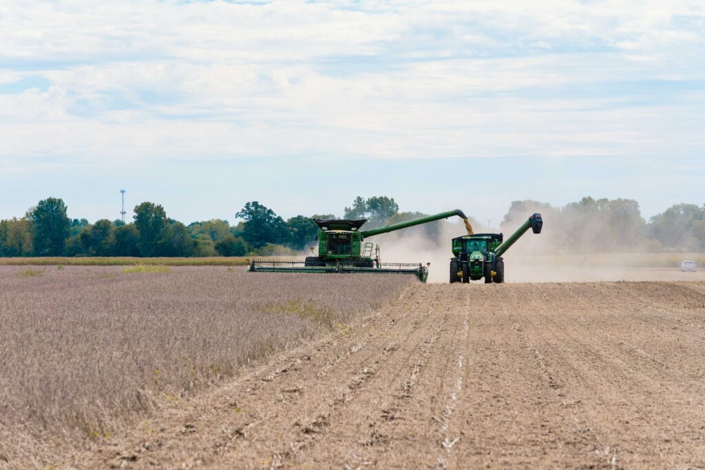 Colheitadeira processando lavoura de soja em campo agrícola, fonte das sementes encaminhadas para Unidades de Beneficiamento de Sementes