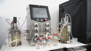 Bioreatores em operação — fermentação industrial em planta de biotecnologia