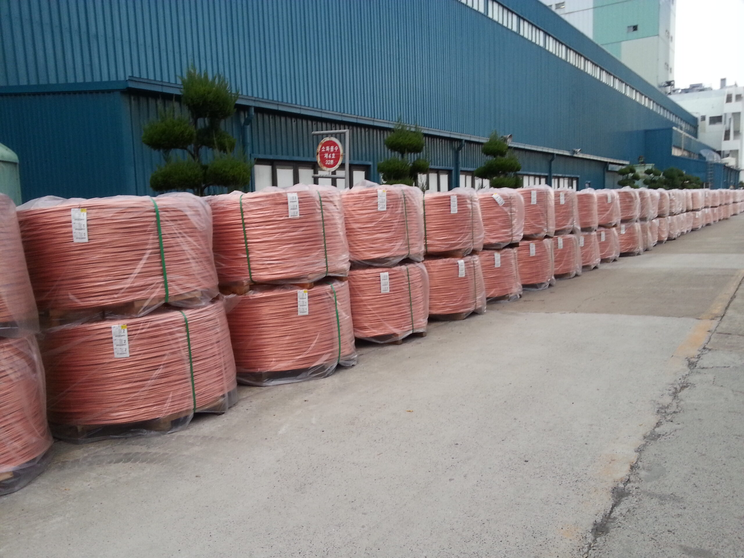 Bobinas de vergalhão de cobre eletrolítico produzidas em fábrica de cabos e fios elétricos