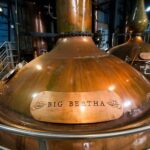 Alambique de cobre em destilaria — produção de bebidas destiladas