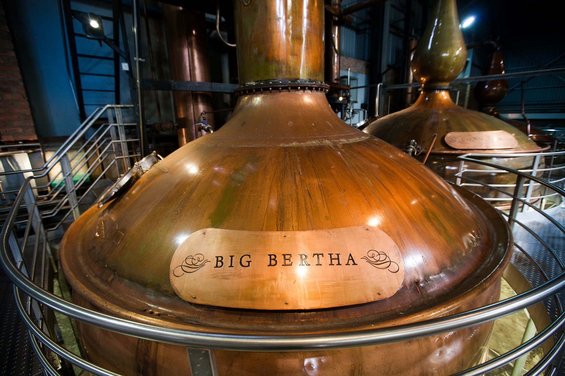 Alambique de cobre em destilaria — produção de bebidas destiladas