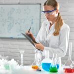 Química trabalhando em laboratório industrial — FDS ABNT NBR 14725 GHS classificação produtos químicos