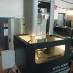 Máquina de eletroerosão a fio em ferramentaria de moldes e matrizes