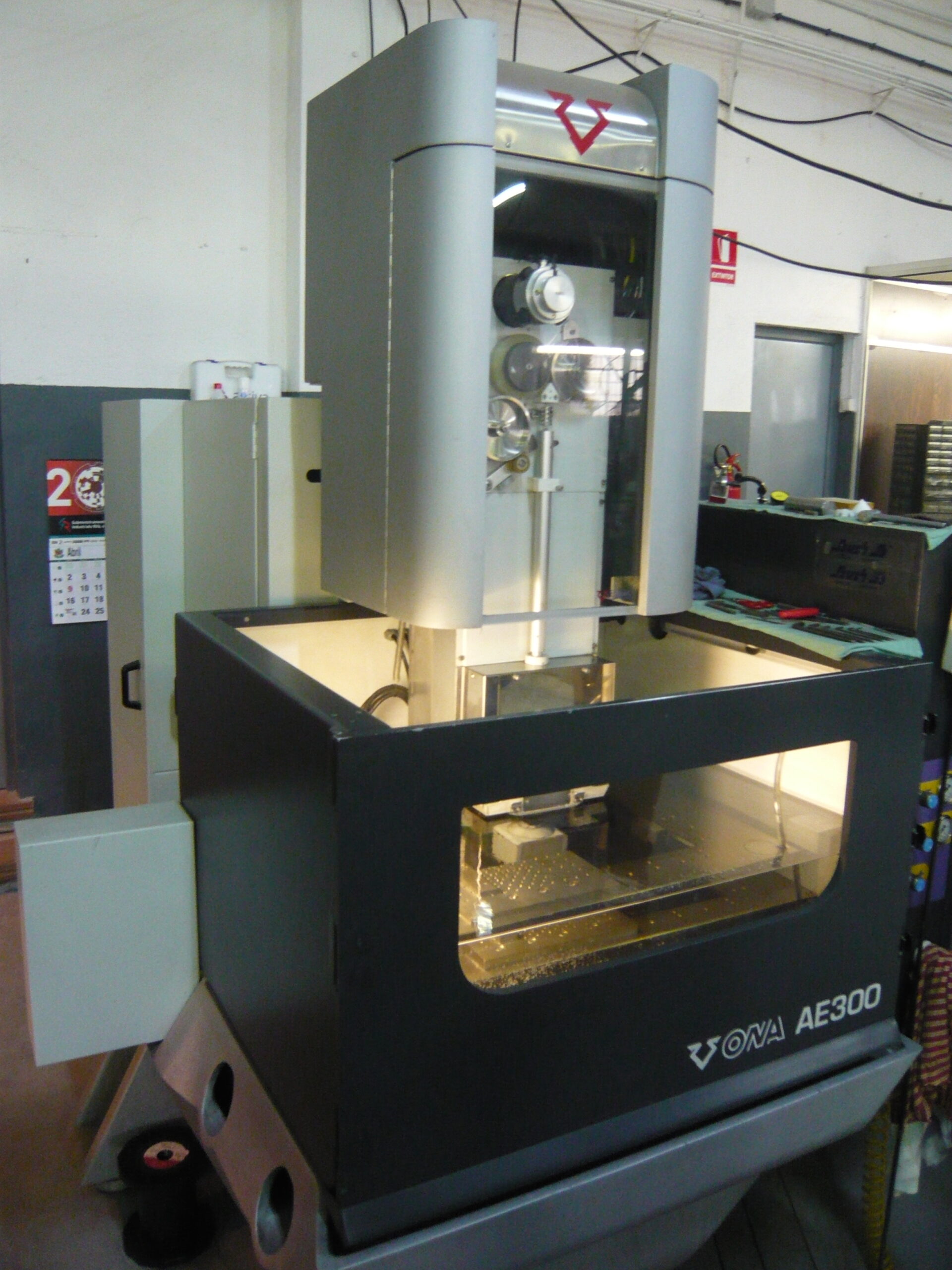 Máquina de eletroerosão a fio em ferramentaria de moldes e matrizes