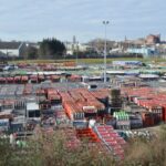 Cilindros pressurizados de gases industriais em pátio de planta