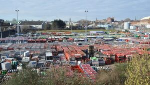 Cilindros pressurizados de gases industriais em pátio de planta