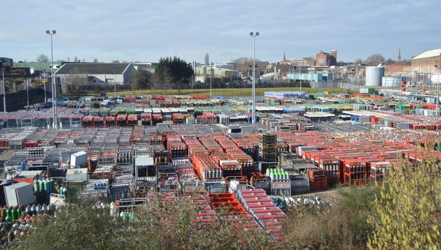 Cilindros pressurizados de gases industriais em pátio de planta