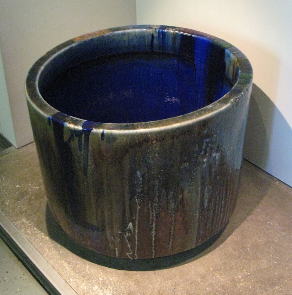 Cadinho de vidro fundido em forno industrial — produção de vidro plano e embalagens