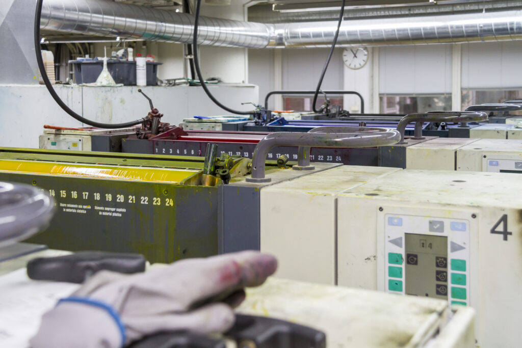 Máquina de impressão offset industrial em parque gráfico