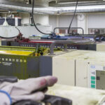 Máquina de impressão offset industrial em parque gráfico