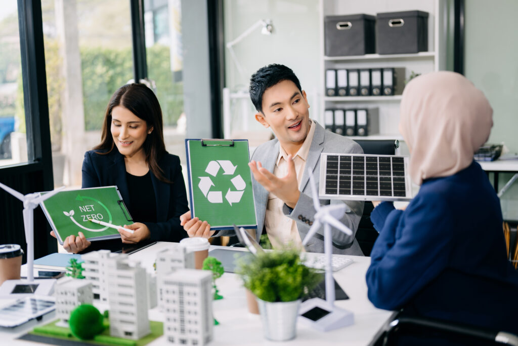 Reunião de empresários discutindo contratação de empresa de gestão de resíduos industriais