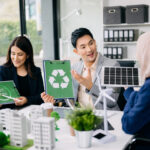 Reunião de empresários discutindo contratação de empresa de gestão de resíduos industriais