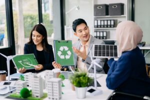 Reunião de empresários discutindo contratação de empresa de gestão de resíduos industriais
