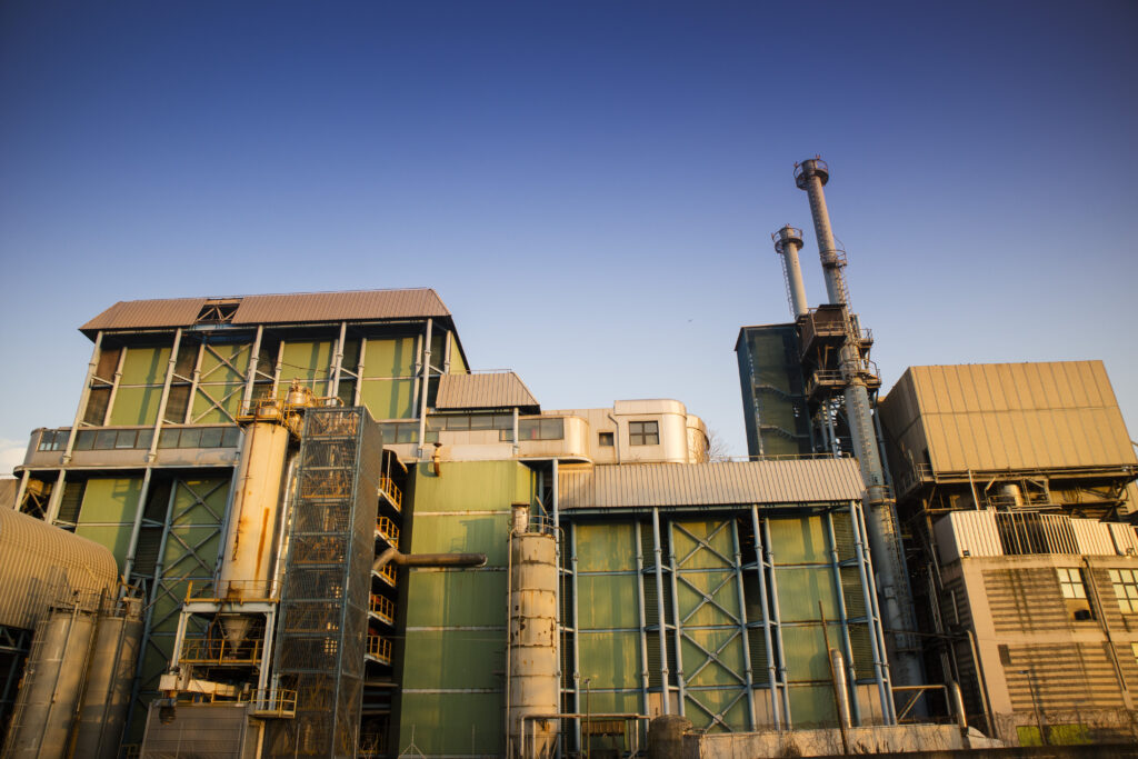 Instalação de incineração de resíduos industriais com chaminés e estrutura de processamento térmico