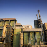 Instalação de incineração de resíduos industriais com chaminés e estrutura de processamento térmico