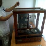 Balança analítica de laboratório — instrumento de precisão