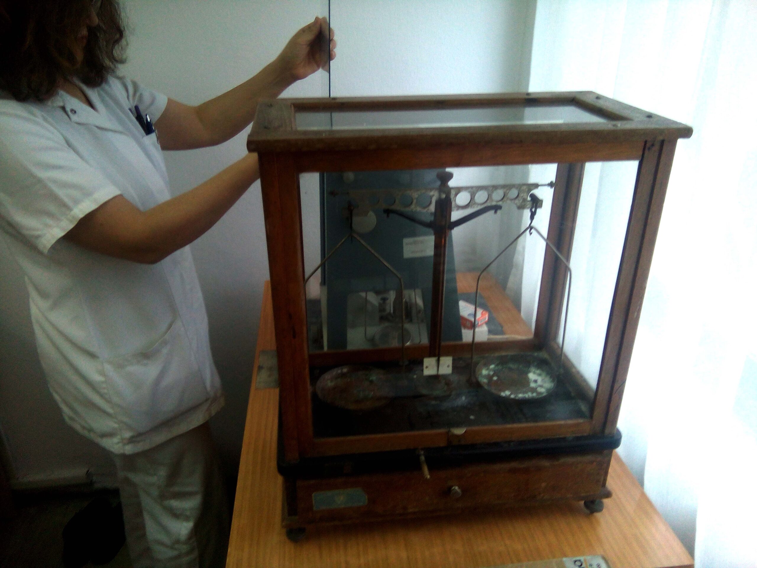 Balança analítica de laboratório — instrumento de precisão