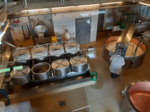 Linha de produção industrial de queijo em planta de fabricação