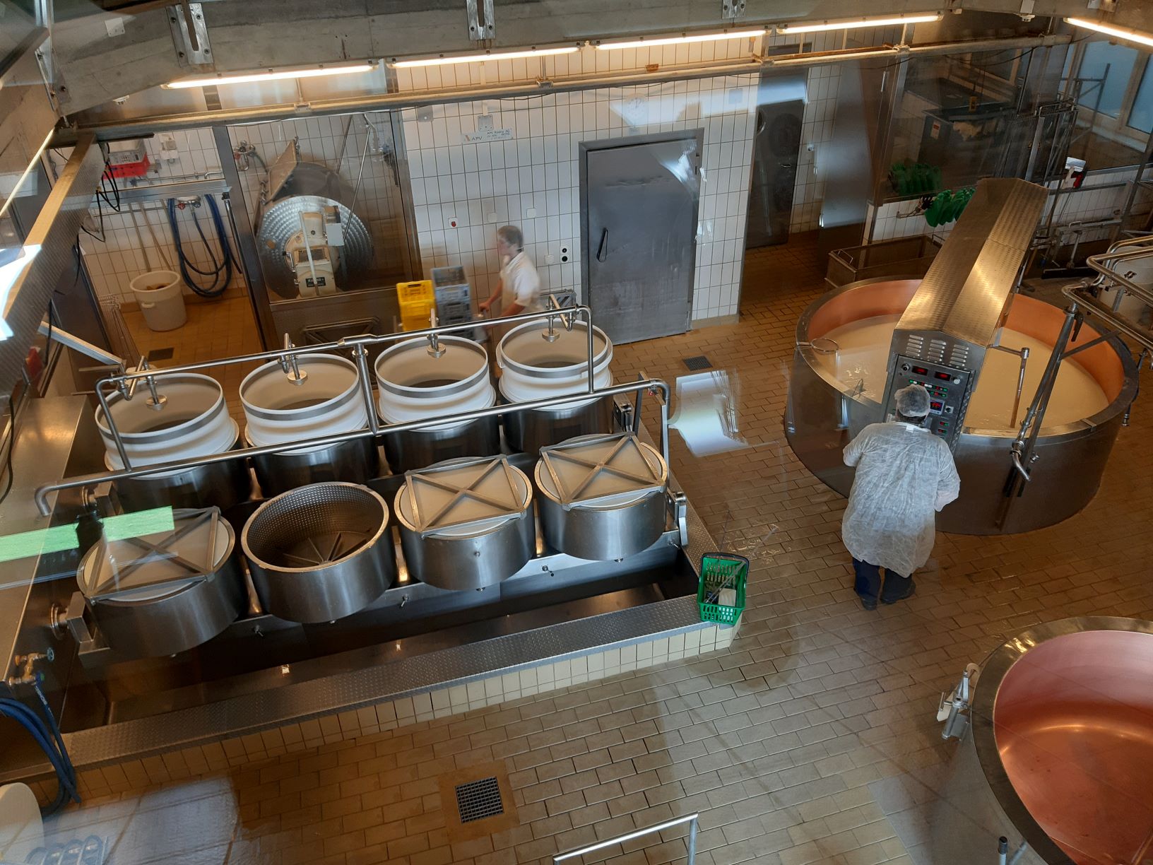 Linha de produção industrial de queijo em planta de fabricação