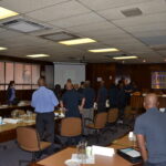 Sala de board executivo com diretoria C-level analisando relatório de gestão de resíduos industriais