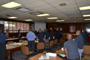 Sala de board executivo com diretoria C-level analisando relatório de gestão de resíduos industriais