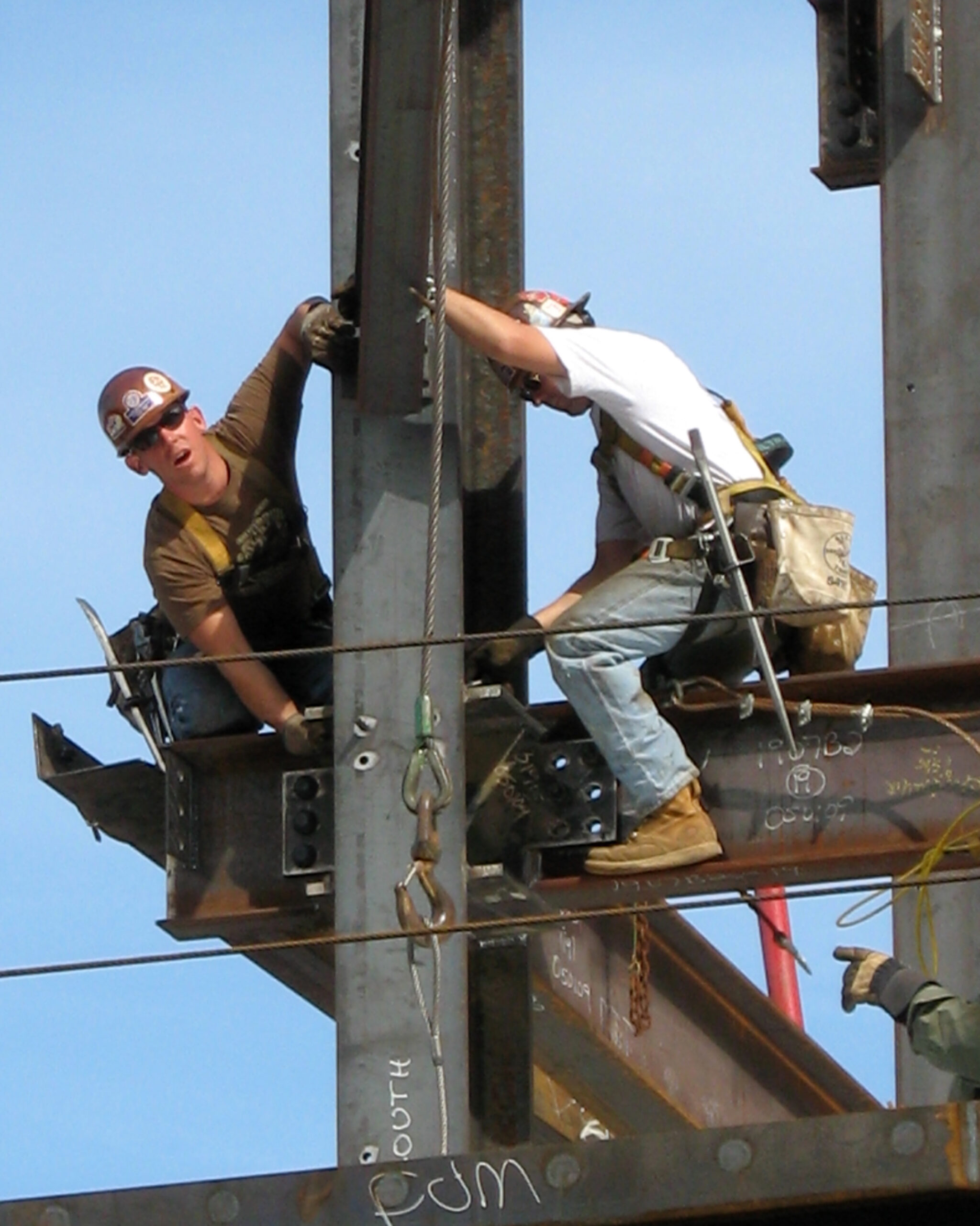 Trabalhadores industriais com EPI durante treinamento NR-25 de manuseio de resíduos