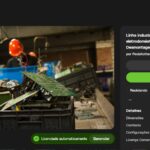 Coletores industriais coloridos no padrão CONAMA 275 em chão de fábrica — segregação de resíduos na origem