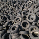 Pneus inservíveis empilhados aguardando destinação ambientalmente correta