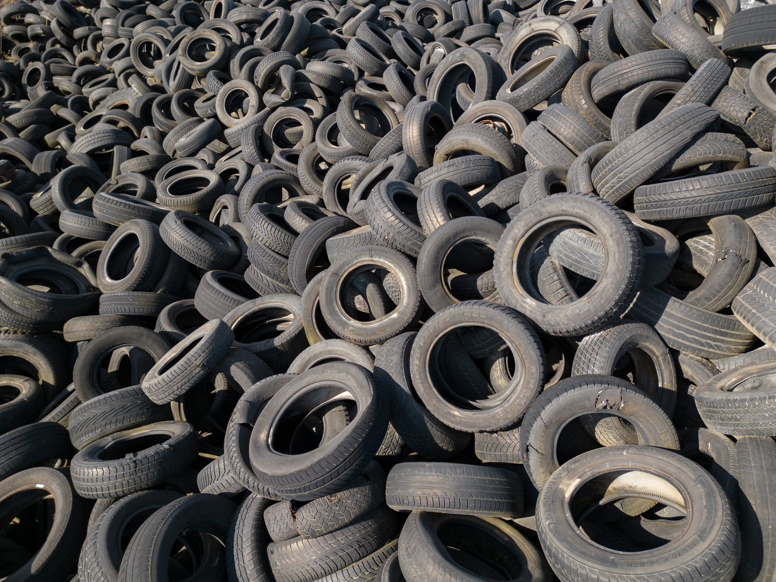 Pneus inservíveis empilhados aguardando destinação ambientalmente correta