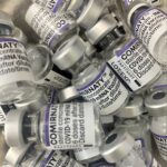 Frascos de vidro farmacêutico vazios em produção