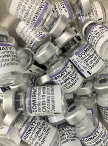 Frascos de vidro farmacêutico vazios em produção