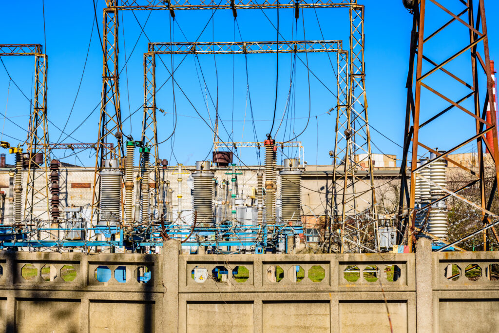 Subestação de distribuição de alta tensão em fábrica industrial — transformadores elétricos com risco de conterem PCB bifenilas policloradas