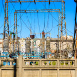 Subestação de distribuição de alta tensão em fábrica industrial — transformadores elétricos com risco de conterem PCB bifenilas policloradas