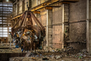 Interior de planta de processamento de resíduos industriais — grandes geradores SP REGULA São Paulo