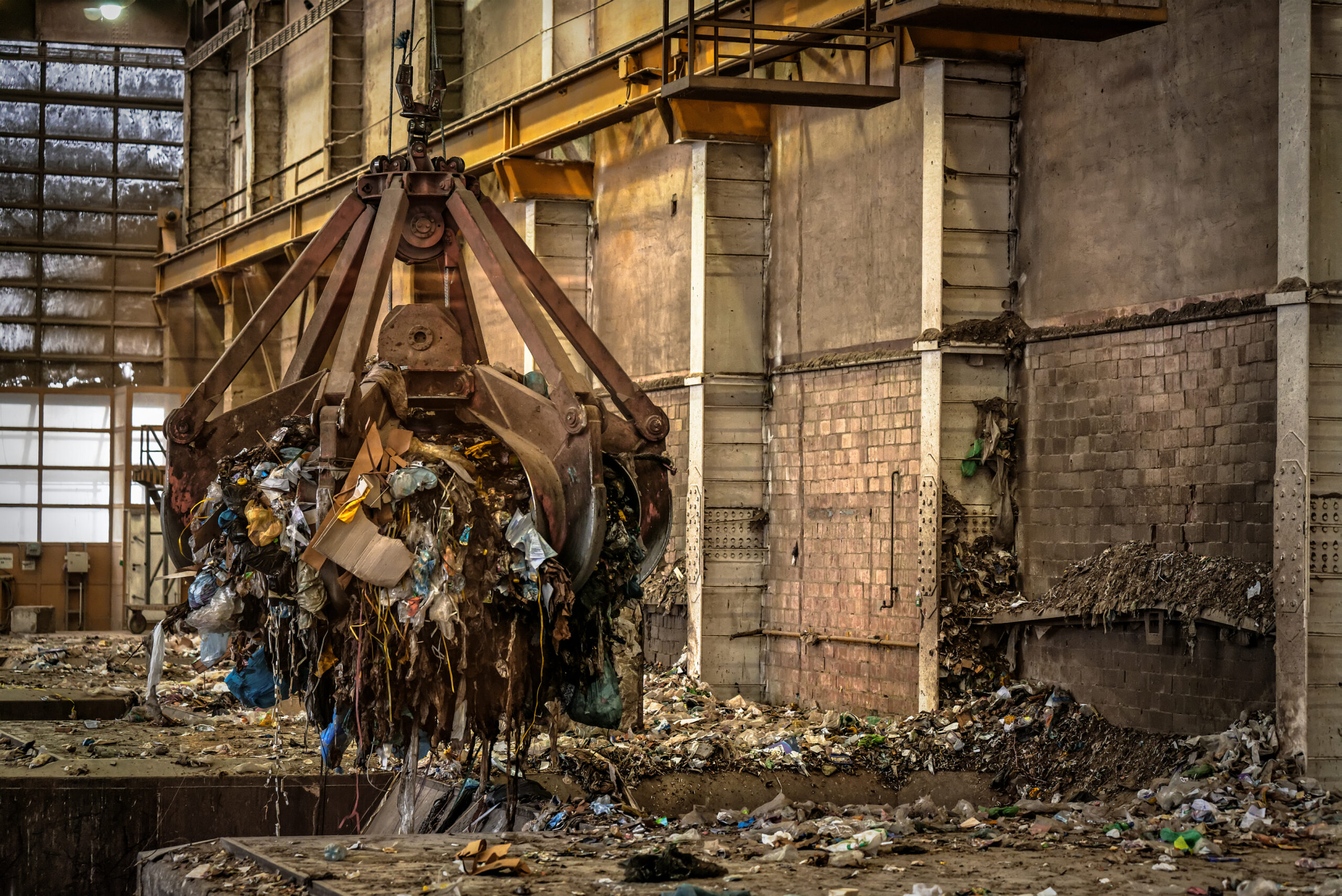 Interior de planta de processamento de resíduos industriais — grandes geradores SP REGULA São Paulo