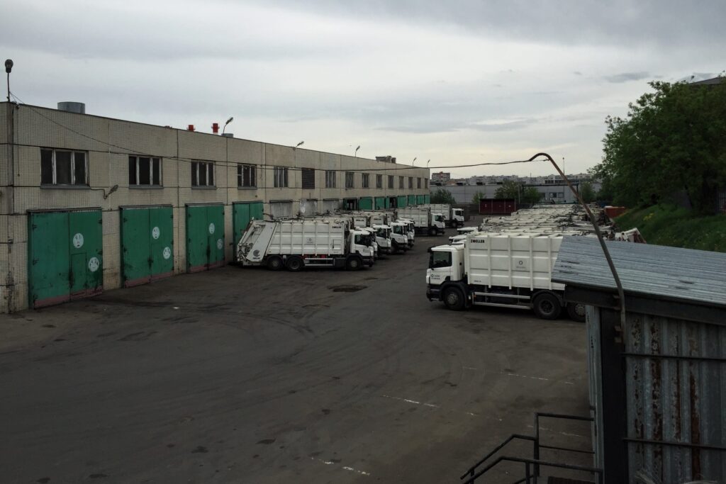Caminhões de coleta urbana municipal RSU contraste com coleta industrial especializada