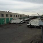 Caminhões de coleta urbana municipal RSU contraste com coleta industrial especializada