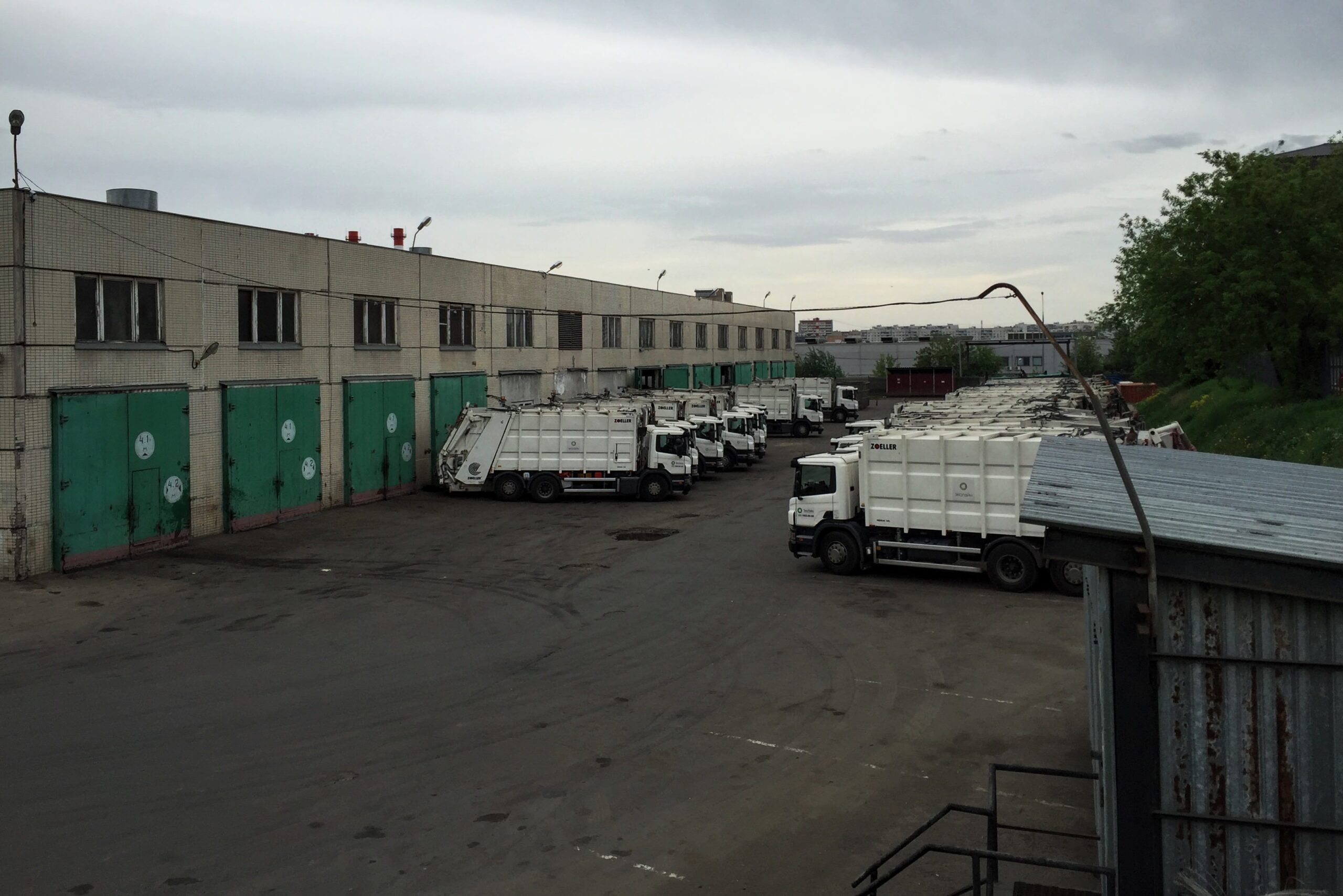 Caminhões de coleta urbana municipal RSU contraste com coleta industrial especializada