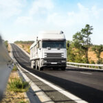 Caminhão com resíduo na estrada: a NBR 13221 e o gerador