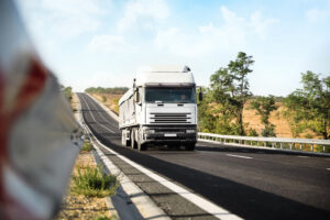 Caminhão com resíduo na estrada: a NBR 13221 e o gerador
