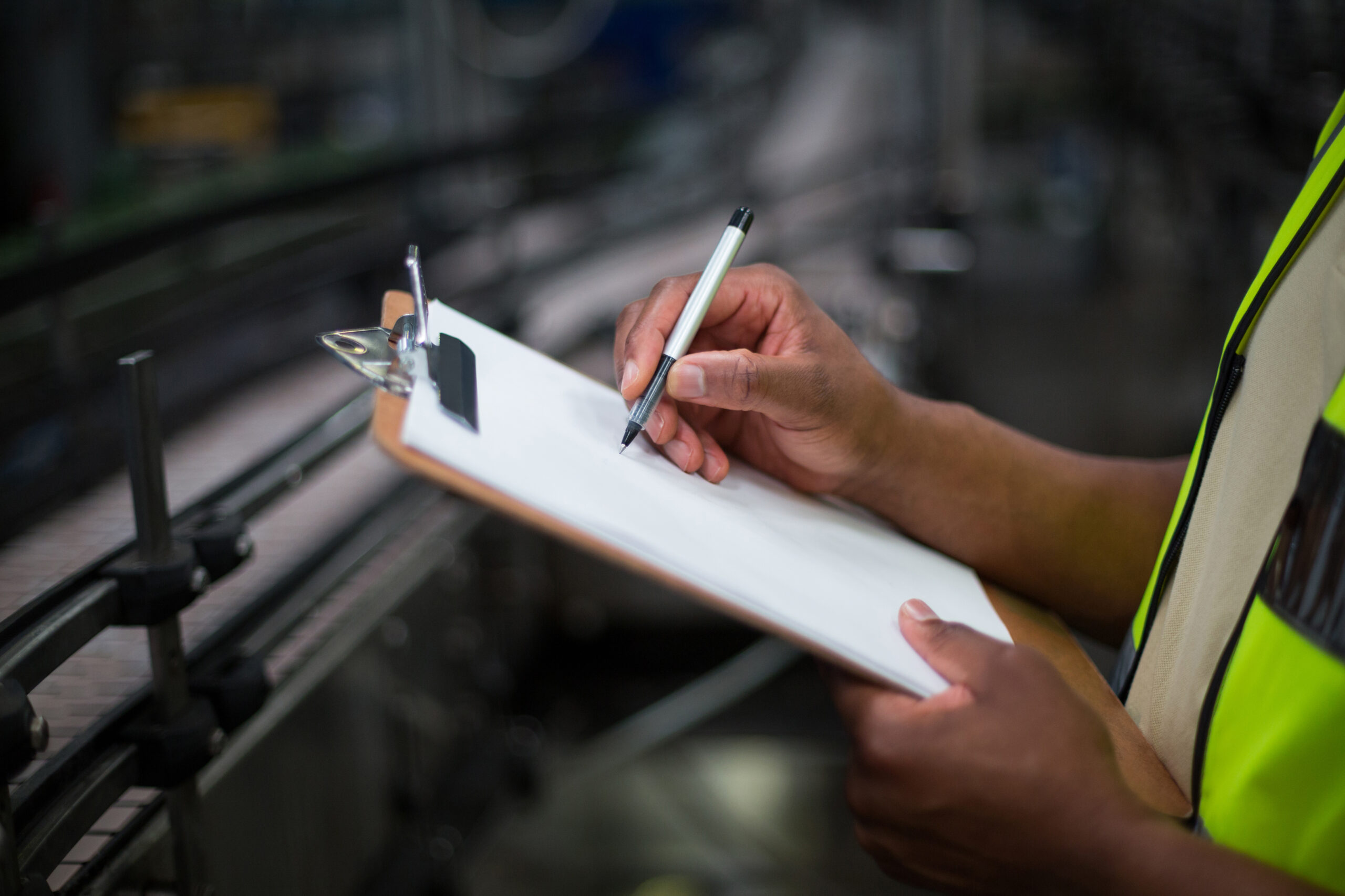 Auditoria ISO 14001: a evidência de resíduo que salva o selo